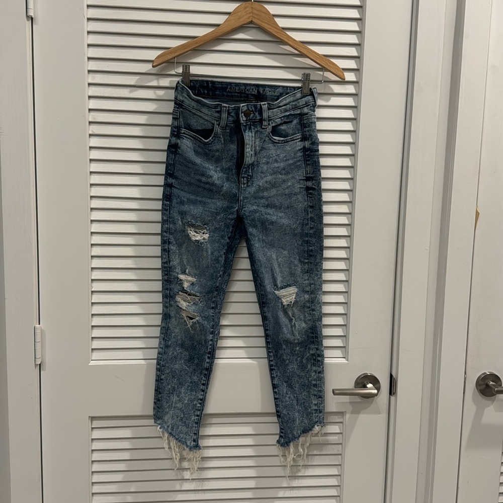 I’m selling a American Eagle pair of jeans,color blue, and size 4